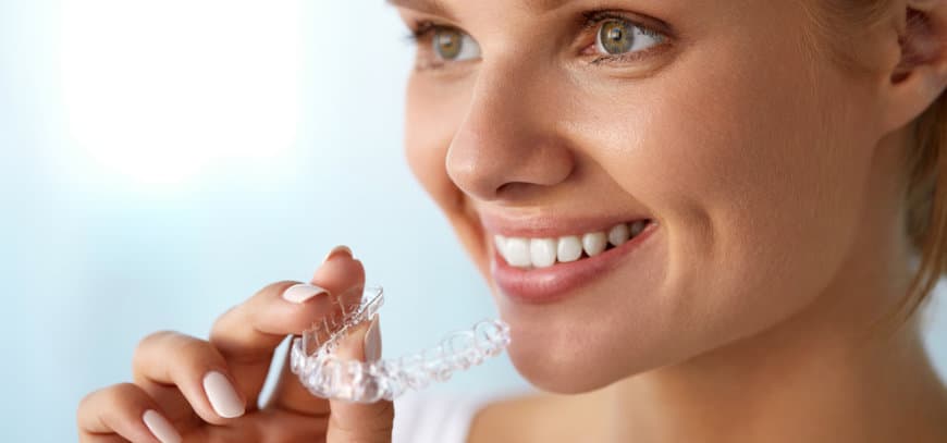 Ortodoncia invisible vs brackets: precio y cuál elegir