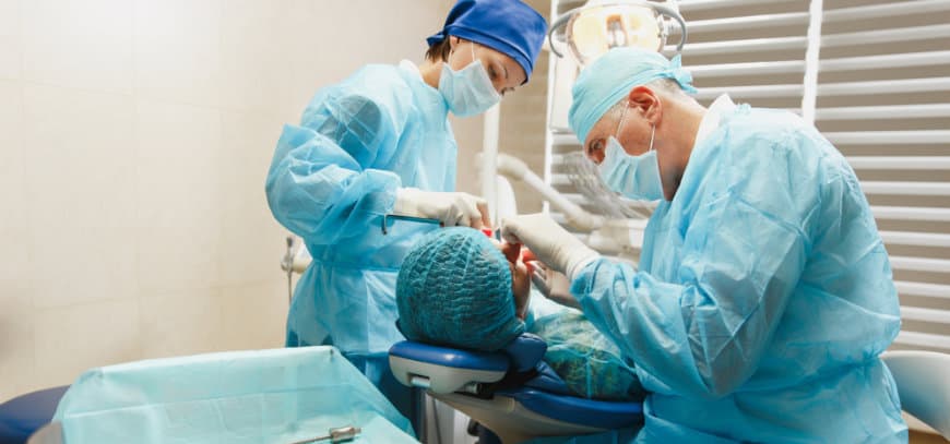 Implantes de titanio vs zirconio: cuál elegir en 2026