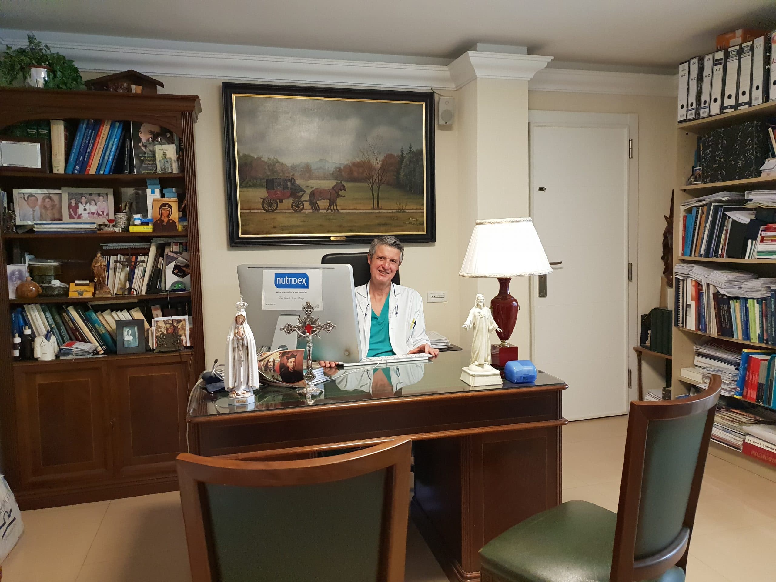 Dr. Pérez en su consulta de Clínicas Prodentis